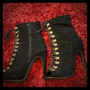 Black heels. 🖤✨